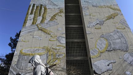 Les colonnes de ce temple grec, constitu&eacute;es de pi&egrave;ces de un euro, s'&eacute;croulent. Cette fresque gigantesque a &eacute;t&eacute; photographi&eacute;e &agrave; Thessalonique, dans le nord&nbsp;du pays, le 4 mars 2015.&nbsp; (ALEXANDROS AVRAMIDIS / REUTERS)