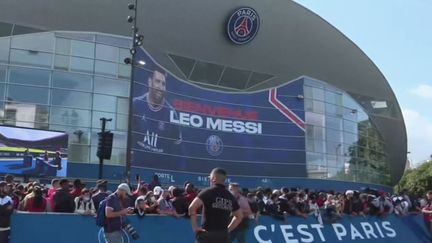 PSG : Lionel Messi accueilli comme un dieu à Paris (FRANCE 3)