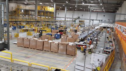 L'intérieur d'un des entrepôts de la multinationale Amazon à Saran (Loiret). (PATRICIA POURREZ / FRANCE-BLEU ORLÉANS)