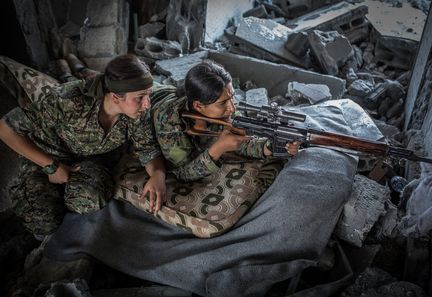 Des femmes membres des FDS à Raqqa (Syrie), le 12 août 2017. (MORUKC UMNABER / DPA / AFP)