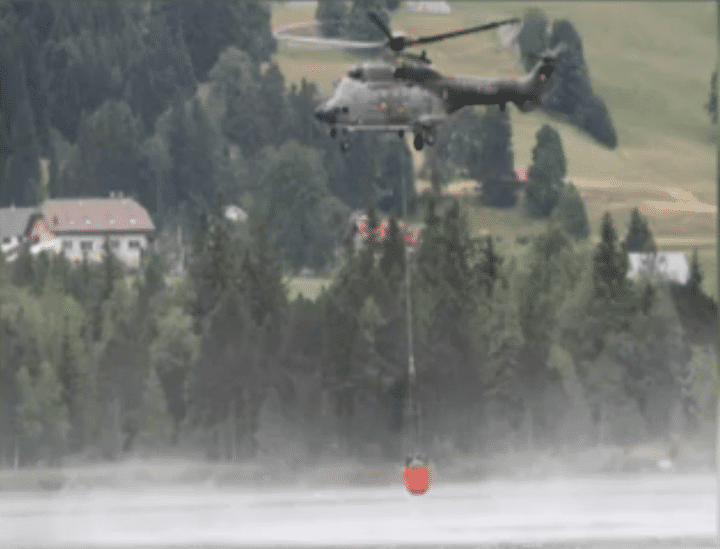 Des appareils suisses ont pr&eacute;lev&eacute; de l'eau dans le lac des Rousses (Jura), alors que la mairie n'&eacute;tait pas au courant, jeudi 23 juillet 2015. (FRANCE 3 FRANCHE-COMTE)