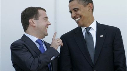 Barack Obama avec le président russe, Dimitri Medvedev, le 10 juillet 2009 au cours du sommet du G8 à Aquila (©  AFP PHOTO / POOL / MICHEL EULER)