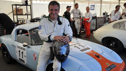 François Fillon pose devant une Lotus au circuit du Mans le 8 juillet 2016. (JEAN-FRANCOIS MONIER / AFP)