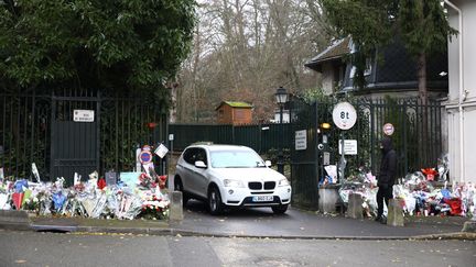 Des bouquets ont été déposés par des fans devant la maison de Johnny Hallyday, le 7 décembre 2017 à Marnes-la-Coquette (Hauts-de-Seine), après la mort du chanteur. (MAXPPP)