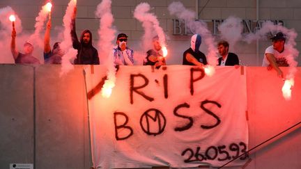 Des supporters marseillais rendent hommage à Bernard Tapie. (CLEMENT MAHOUDEAU / AFP)