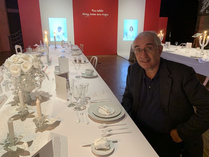 Alain Kruger, le commissaire de l'exposition "Tables de Fêtes". (RF / BERNARD THOMASSON)