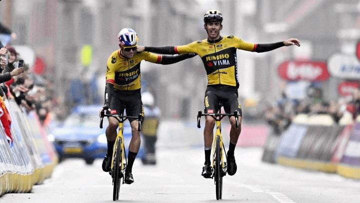 Wout van Aert (à gauche) a laissé la victoire à son coéquipier de la Jumbo-Visma Christophe Laporte (à droite) sur Gand-Wevelgem, le 26 mars 2023. (JASPER JACOBS / AFP)