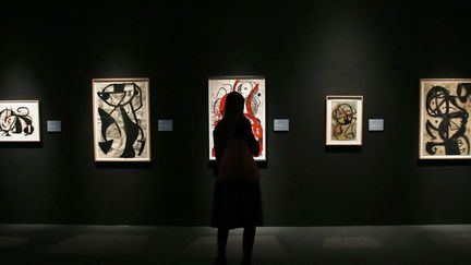 Une femme regarde des tableaux de Miró, à Milan en Italie (24 mars 2016)
 (Antonio Calanni / AP / Sipa)