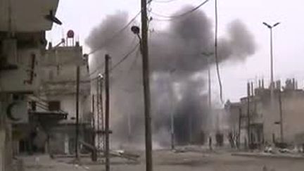 Capture d'&eacute;cran d'une vid&eacute;o post&eacute;e le 26 f&eacute;vrier 2012, montrant le quartier rebelle de Baba Amr,&nbsp;&agrave;&nbsp;Homs (Syrie), pilonn&eacute; par l'arm&eacute;e syrienne. (AFP PHOTO / YOUTUBE)