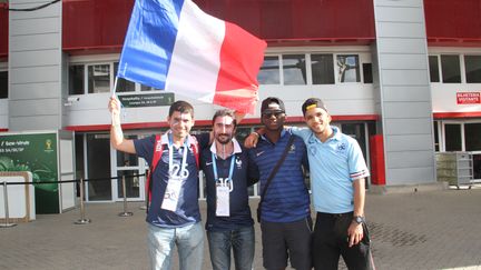 &nbsp; (Quatre supporters venus de Rennes et de région parisienne pour encourager les Bleus © RF/GA)