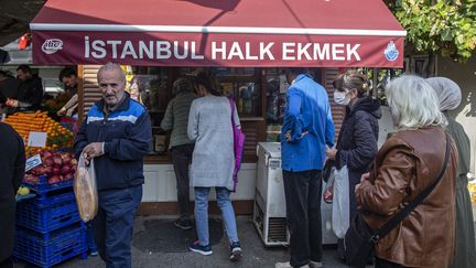 Des habitants font la queue pour acheter du pain bon marché auprès de la compagnie de pain de la municipalité d'Istanbul, le 03 novembre 2022. (ERDEM SAHIN / EPA)