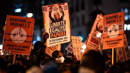 Des personnes manifestent à Paris lors de la journée internationale des migrants, le 18 décembre 2020. (XOS BOUZAS / HANS LUCAS / AFP)