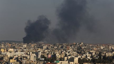 De la fumée s'élève au-dessus de la ville palestinienne de Gaza, après des frappes de l'armée israélienne, le 29 mai 2018. (ASHRAF AMRA / ANADOLU AGENCY / AFP)