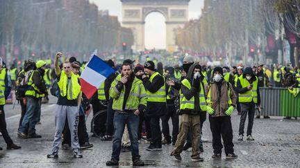 Des "gilets jaunes" sur les Champs-Elysées, le 24 novembre 2018 à Paris. (LUCAS BARIOULET / AFP)