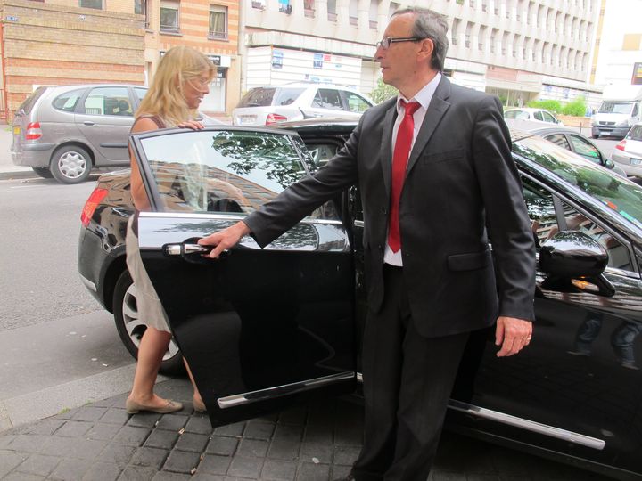 Patrick Chipaux, chauffeur priv&eacute;, accueille une cliente dans son v&eacute;hicule. Il exerce, dit-il, un vrai m&eacute;tier de services. (JEROMINE SANTO-GAMMAIRE / FRANCETV INFO)