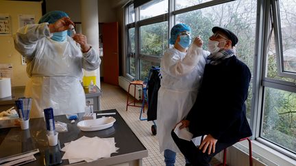 Un test antigénique réalisé dans un lycée à Saint-Denis (Seine-Saint-Denis), le 21 janvier 2021. (THOMAS SAMSON / AFP)