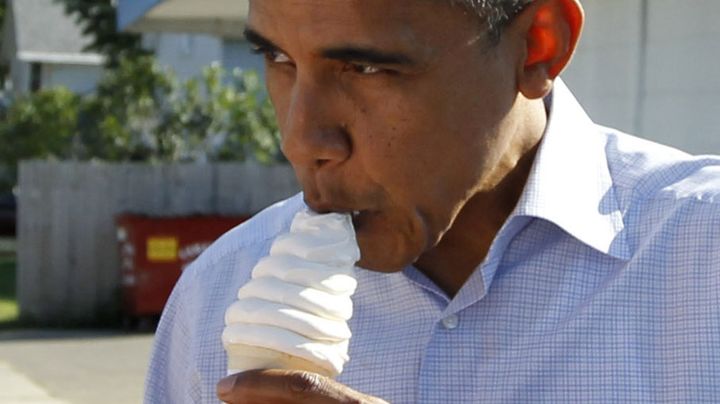 Le pr&eacute;sident Barack Obama est un gourmand qui ne perd jamais une occasion de s'enfiler hot-dogs, hamburger ou glaces. (JASON REED / REUTERS)