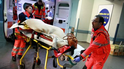 Un passager du Norman Atlantic,&nbsp;&eacute;vacu&eacute; par les secours, arrive &agrave; l'h&ocirc;pital de Brindisi, dans le sud de l'Italie. (RENATO ESPOSITO / AFP)