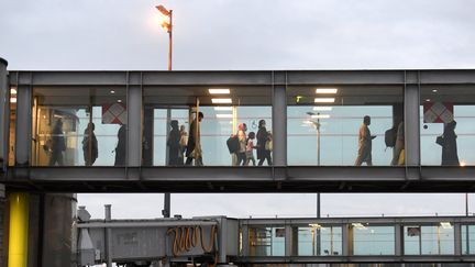 Des passagers exilés d'Afghanistan arrivent à l'aéroport de Roissy Charles-de-Gaulle, mercredi 18 août 2021. (ALAIN JOCARD / AFP)