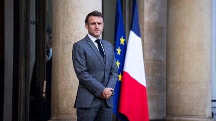 Le président de la République Emmanuel Macron sur le perron de l'Elysée, à Paris, le 18 novembre 2023. (XOSE BOUZAS / HANS LUCAS / AFP)