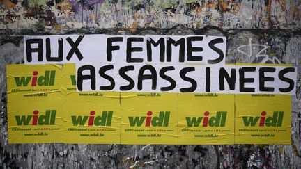 "Mettre les noms de ces femmes dans la rue, c'est leur redonner du pouvoir" : des collages contre les féminicides se multiplient à Paris