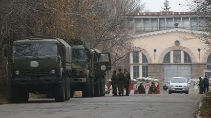 &nbsp; (Des camions militaires près d'un checkpoint à Donetsk © Reuters-MAXIM ZMEYEV)