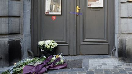 Des fleurs sont d&eacute;pos&eacute;es devant le Mus&eacute;e juif de Bruxelles (Belgique) au lendemain d'une fusillade qui a fait au moins trois morts, le 25 mai 2014. (ERIC VIDAL / REUTERS )