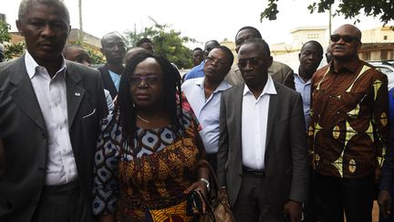Brigitte Adjamagbo Johnson entourée de membres de l'opposition togolaise. (PIUS UTOMI EKPEI / AFP)