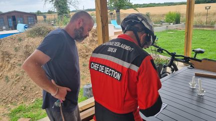 Des pompiers inspectent les maisons à La Laigne, village durement touché par un séisme le 16 juin 2023. (MARION FERRERE / RADIO FRANCE)