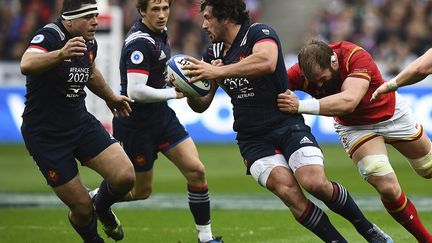 Rémi Lamerat précieux ballon en main comme en défense, pris par Alu Wyn Jones, sous le regard de Guirado et Serin (FRANCK FIFE / AFP)