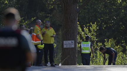 Des policiers inspectent le site où l'auteur présumé de l'attentat de Barcelone (Espagne) a été abattu, lundi 21 août 2017 à Subirats. (LLUIS GENE / AFP)