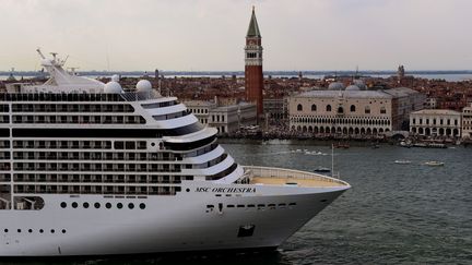 Les bateaux de croisière traversent la lagune de Venise depuis des années, suscitant la colère d'habitants et poussant l'Unesco à menacer d'inscrire la ville sur la liste du patrimoine mondial en péril.&nbsp; (MIGUEL MEDINA / AFP)