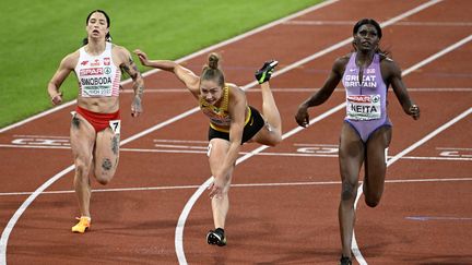 Sous les encouragements de "son" public, l'Allemande Gina Lückenkemper a triomphé, à domicile, sur le 100 m des Championnats européens de Munich. La sprinteuse s'est jetée sur la ligne d'arrivée pour s'offrir&nbsp;une première couronne continentale, le 16 août 2022. Elle a ensuite terminé sa journée à l'hôpital pour soigner une coupure à la cuisse, survenue&nbsp;lors de&nbsp;son vol plané.&nbsp; (HERVIO JEAN-MARIE / AFP)