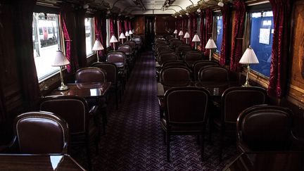 A l'intérieur d'une voiture-restaurant de l'Orient-Express exposée à la Gare de l'Est à Paris, le 13 mai 2019 (CHRISTOPHE ARCHAMBAULT / AFP)