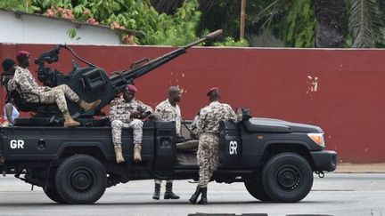 Des soldats mutins en faction devant leur camp à Abidjan, le 12 mai 2017. (ISSOUF SANOGO / AFP)