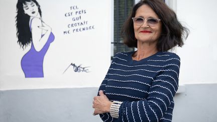 La street artist Miss Tic pose dans son atelier du 8e arrondissement de Paris, le 8 juillet 2020. (FRED DUGIT / MAXPPP)