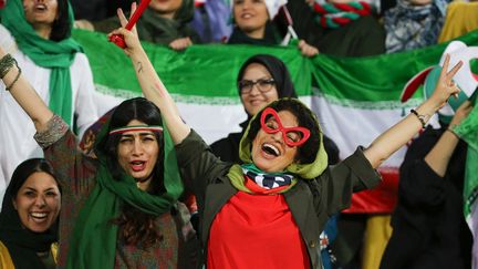 Des supportrices iraniennes sont autorisées à assister à un match de l'équipe masculine pour la première fois en deux ans, le 10 octobre 2019 à Téhéran. (ATTA KENARE / AFP)