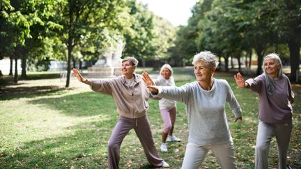 Tai-chi et maladie de Parkinson. Des effets bénéfiques prouvés pour les personnes atteintes de cette maladie. (Illustration) (HALFPOINT IMAGES / MOMENT RF / GETTY IMAGES)