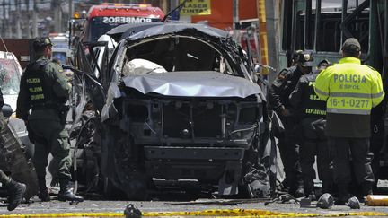 Le v&eacute;hicule blind&eacute; du l'ancien ministre colombien de l'Int&eacute;rieur a &eacute;t&eacute; souffl&eacute; par une explosion &agrave; Bogota (Colombie), mardi 15 mai 2012. (GUILLERMO LEGARIA / AFP)