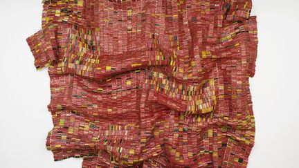 &nbsp; "En quête de liberté", première exposition monographique en France du ghanéen El Anatsui est encore visible jusqu’au 14 novembre 2021 à la Conciergerie à Paris. "El Anatsui est l'un des artistes contemporains internationaux les plus reconnus et passionnants de notre temps" explique la Commissaire de l'exposition et commissaire générale de la Saison Africa2020, N'Goné Fall. Sous les voûtes séculaires du monument parisien, El Anatsui invite ainsi les visiteurs à se réapproprier le lieu et à devenir, le temps d'un songe, les éléments vivants de son installation. &nbsp;&nbsp;


 (EL ANATSUI - PHOTOGRAPH: ANDY KEATE. COURTESY THE ARTIST AND OCTOBER GALLERY, LONDON)