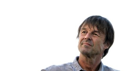 Nicolas Hulot lors de la visite d'une ferme à Fervaches le 4 Juillet 2011 (AFP PHOTO KENZO TRIBOUILLARD)