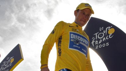 Lance Armstrong, le 24 juillet 2005, sur un podium du Tour de France. (JOEL SAGET / AFP)