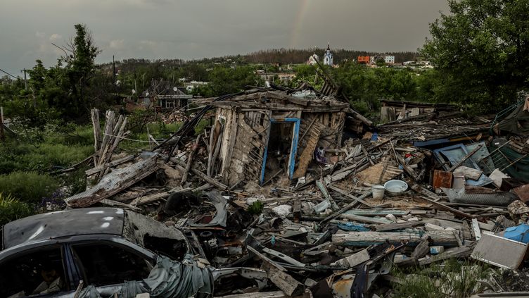 Les décombres dans le village de Bohorodychne situé dans la région de Donetsk (Ukraine), le 27 mai 2023. (OLEG PETRASYUK / EPA)