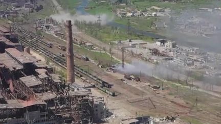 Lundi 16 mai, 265 combattants ukrainiens qui étaient retranchés dans l'usine d'Azovstal, à Marioupol, auraient été évacués. Certains se trouvent dans des états graves. Pour le moment, ils sont entre les mains des Russes.&nbsp; (FRANCE 3)