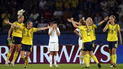 Les Suédoises célèbrent leur victoire face au Canada, au Parc des Princes, le 24 juin 2019. (THOMAS SAMSON / AFP)