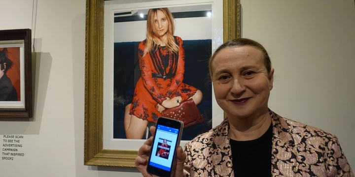 Nathalie Croquet vient de scanner avec son smartphone le flash code qui permet d'accéder aux campagnes de publicité originales
 (Corinne Jeammet)