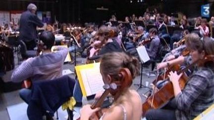 Sympho New 2009, 57 jeunes musiciens jouent avec l&#039;orchestre régional de Cannes
 (Culturebox)