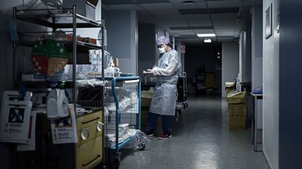 Un soignant&nbsp;du service de soins Covid-19 de la polyclinique Jean Villar Elsan à Bruges (Gironde), le 3 décembre 2020. (PHILIPPE LOPEZ / AFP)