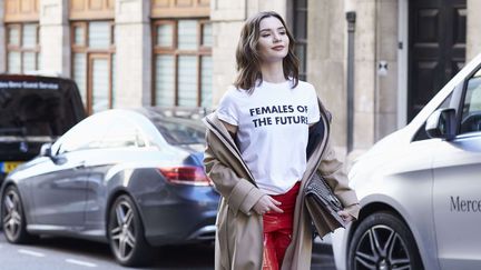 Une femme porte un tee-shirt avec les inscriptions "Femmes du futur", lors de la Fashion Week, à Londres (Royaume-Uni), le 17 février 2017. (DVORA/SHUTTERSTOCK/SIPA / REX)