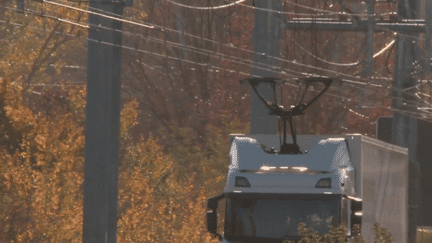 L'Allemagne teste depuis trois ans, sur des tronçons, des autoroutes sur lesquelles les camions fonctionnent à l'électricité, grâce à des caténaires disposés le long de la voie. La France envisage elle aussi de s'y essayer. (franceinfo)